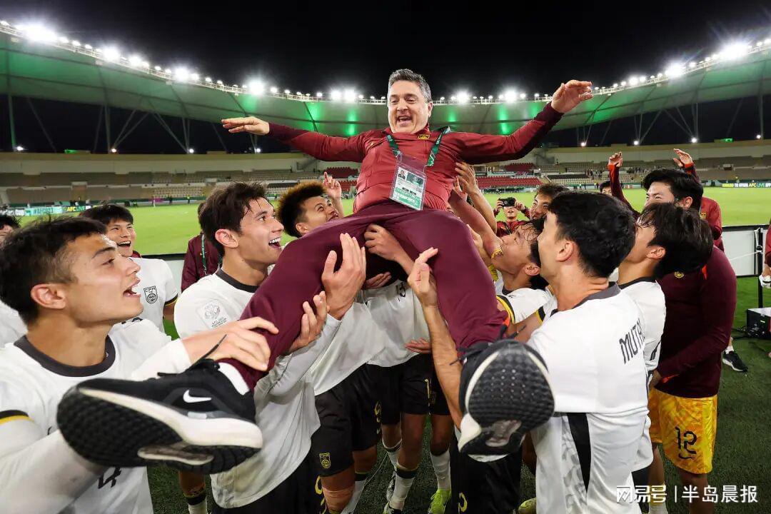 华体会棋牌-U23国足更衣室狂欢庆祝，主帅安东尼奥：先享受今天再考虑日本