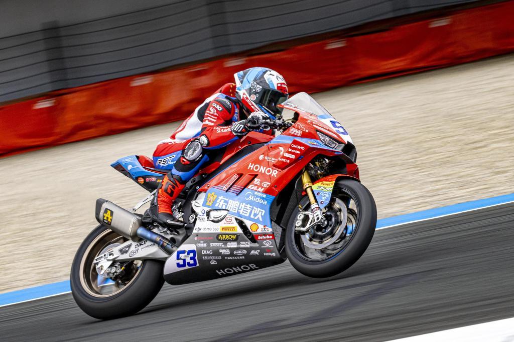 华体会棋牌中心-WSBK匈牙利站首回合正赛，张雪机车车手再夺冠！